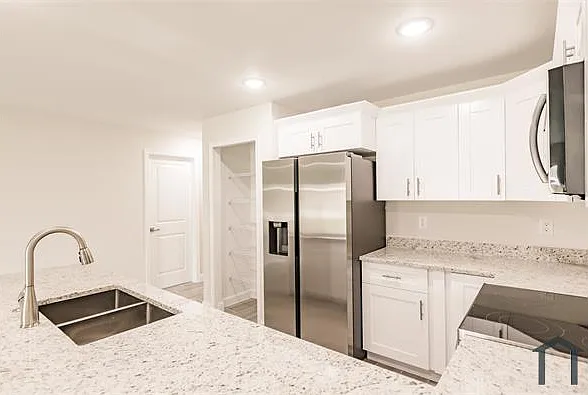 3 bed, 1197 sqft, $2,000 — Photo 4