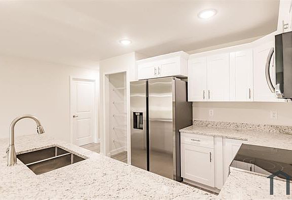 4th image of 3844 Kittyhawk Dr