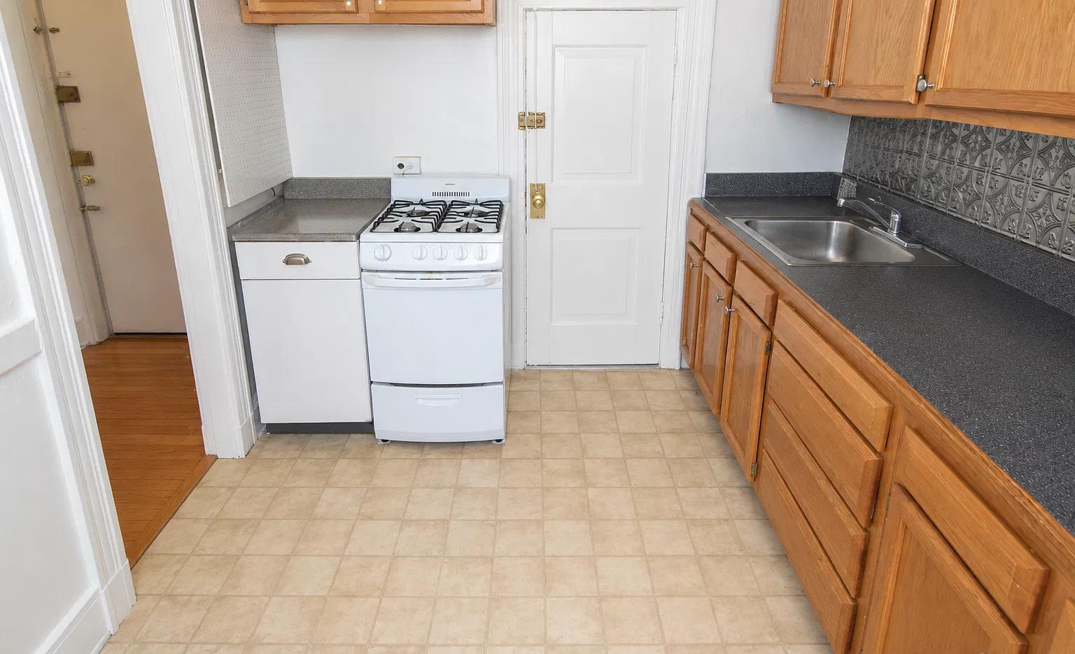 2 bed, 650 sqft, $2,200 — Photo 4