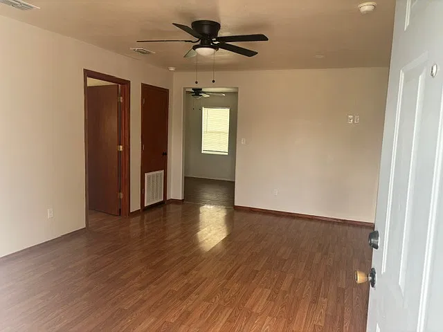 3 bed, 1127 sqft, $1,300 — Photo 2