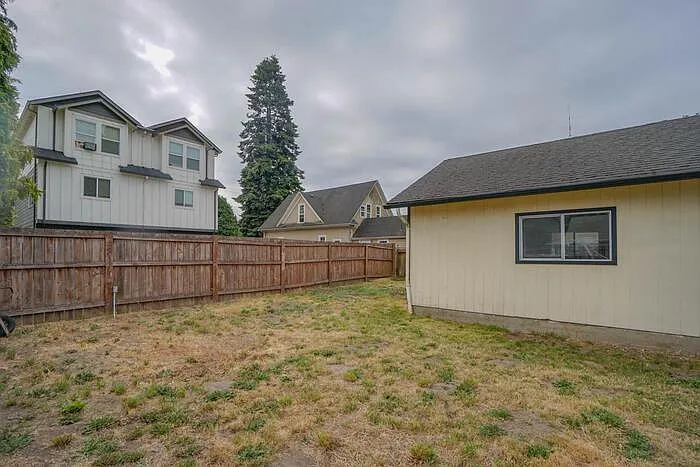 944 Dale St — Photo 31