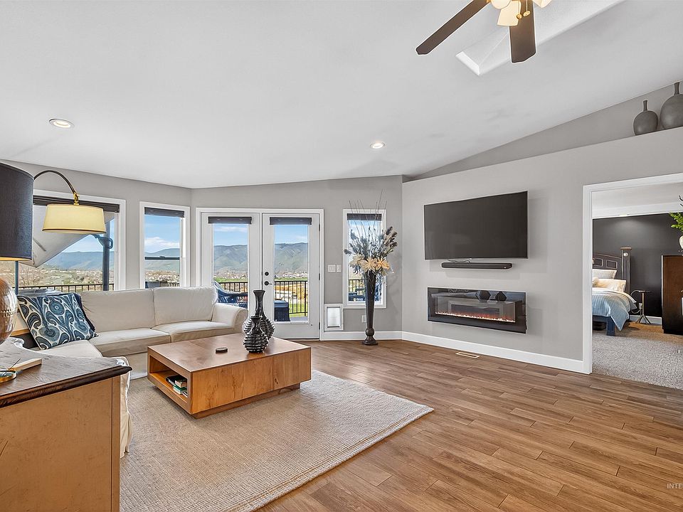 1st image of 526 Valley Vista Blvd