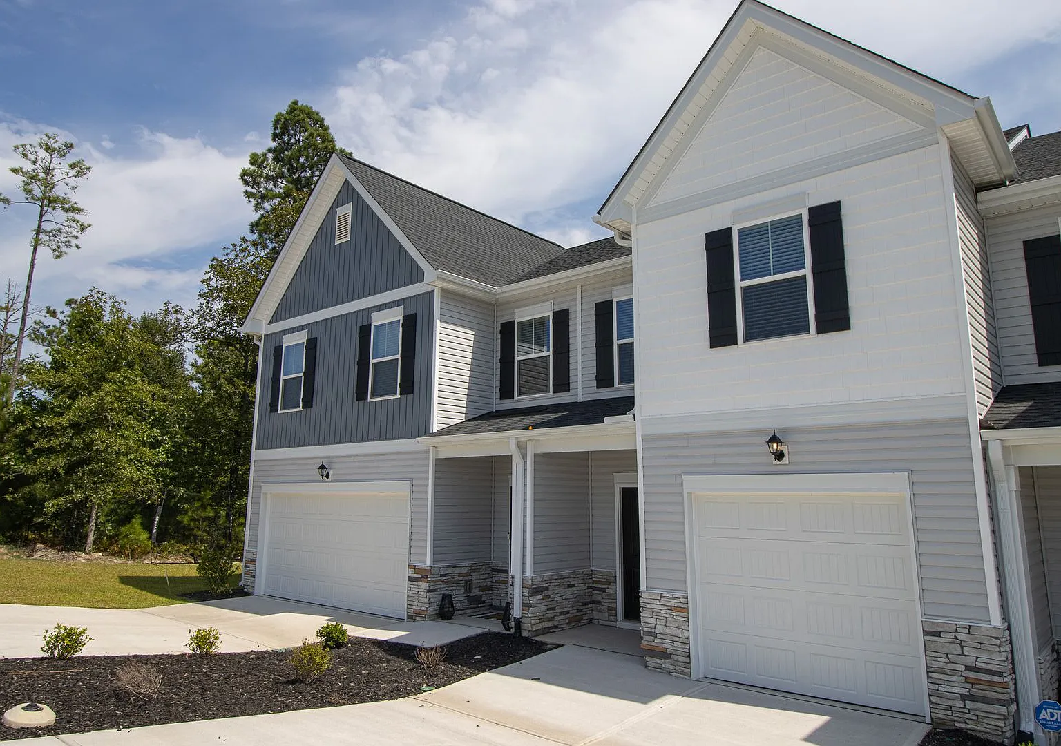 Beautiful 3-Bedroom Townhome with Modern Open-Concept Living — Photo 3