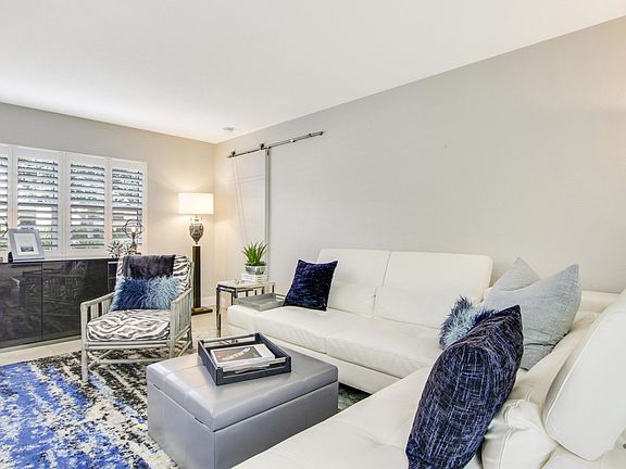 5th image of 100 Venetian Dr APT 2