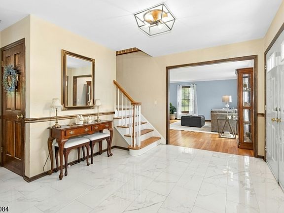 2nd image of 220 Queens Ln