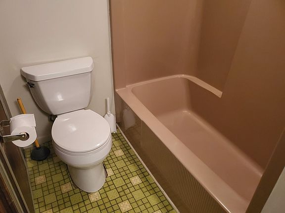 4th image of 135 W Charlotte St APT E