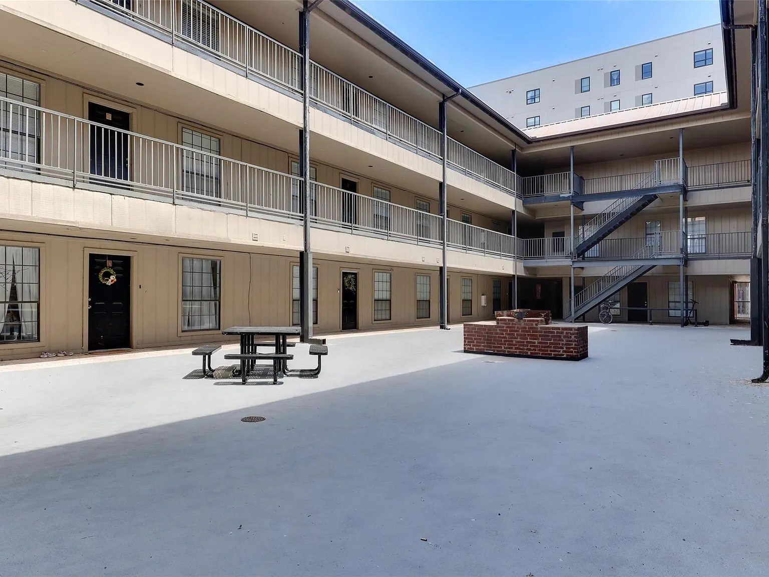 2401 Leon St — Photo 2