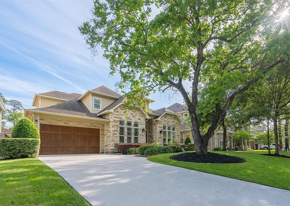 DID NOT FLOOD! ZONED TO OAK FOREST ELEMENTARY!  Beautiful two-story home with master down, four spacious bedrooms, with three and a half baths, chef's dream kitchen, with butler's pantry, wet bar, formal dining, spacious study, and exceptionally large cov