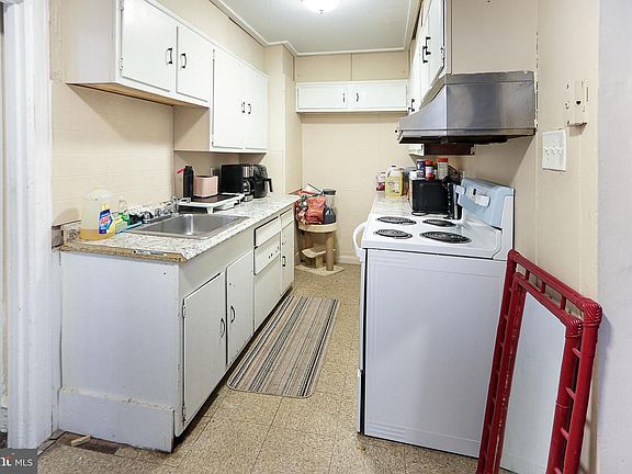 4th image of 202 W 35th St