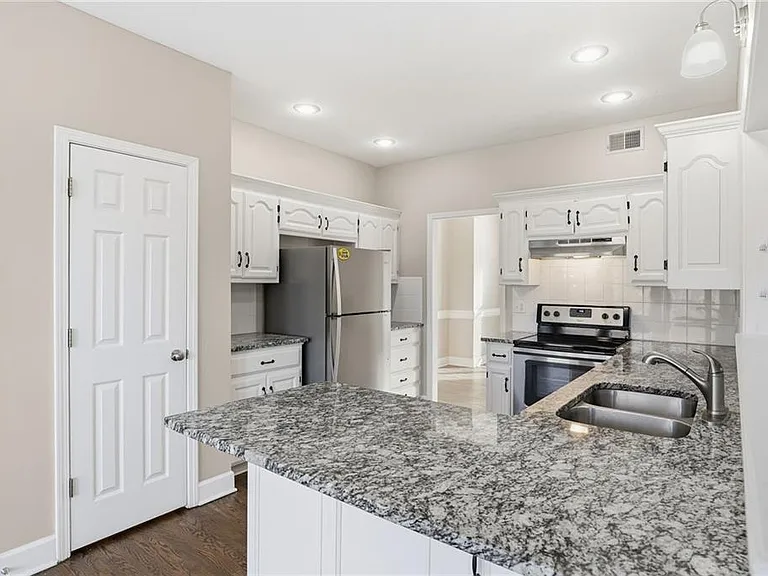 1175 SW Santa Fe Dr — Photo 1