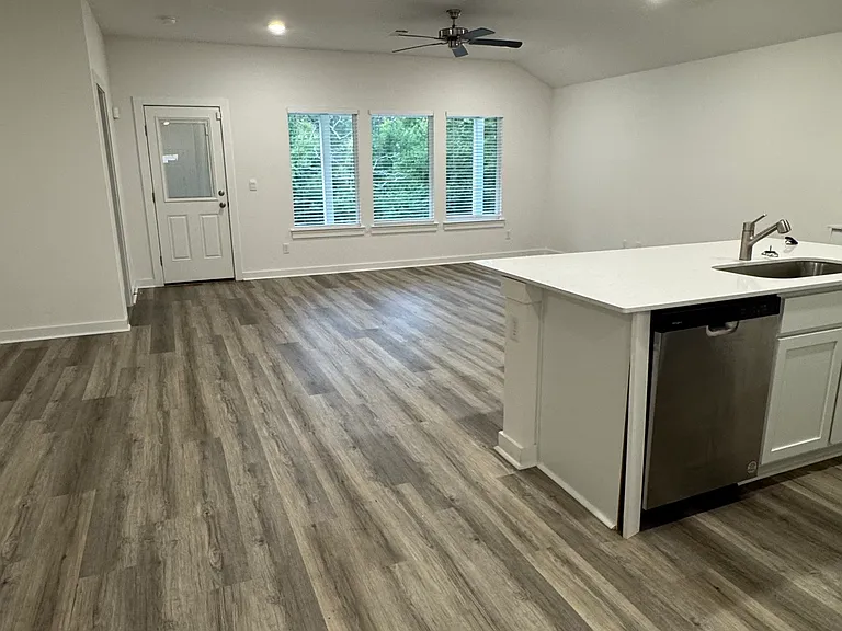 4340 Sloan Dr — Photo 17