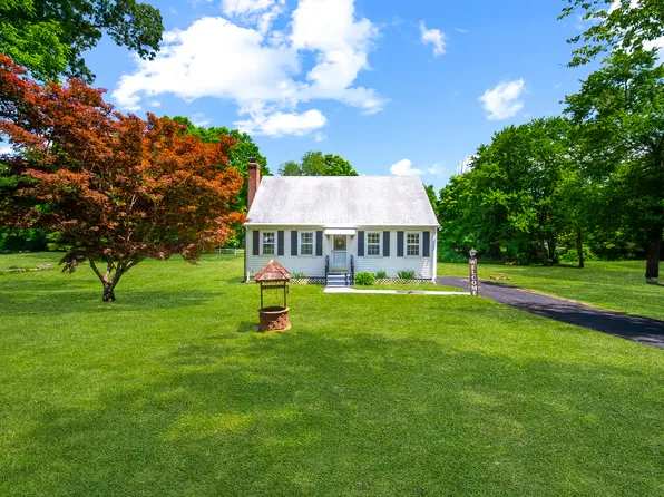 8 Wildwood Lane, East Hampton, CT 06424