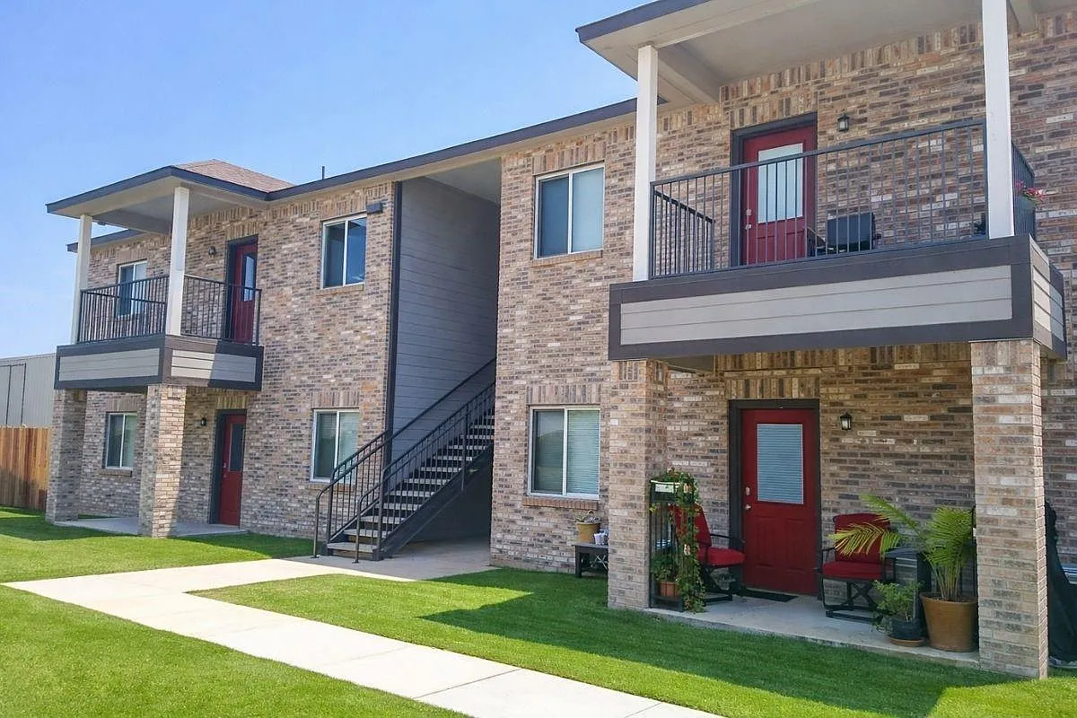 3 bed, 1295 sqft, $1,495 — Photo 1