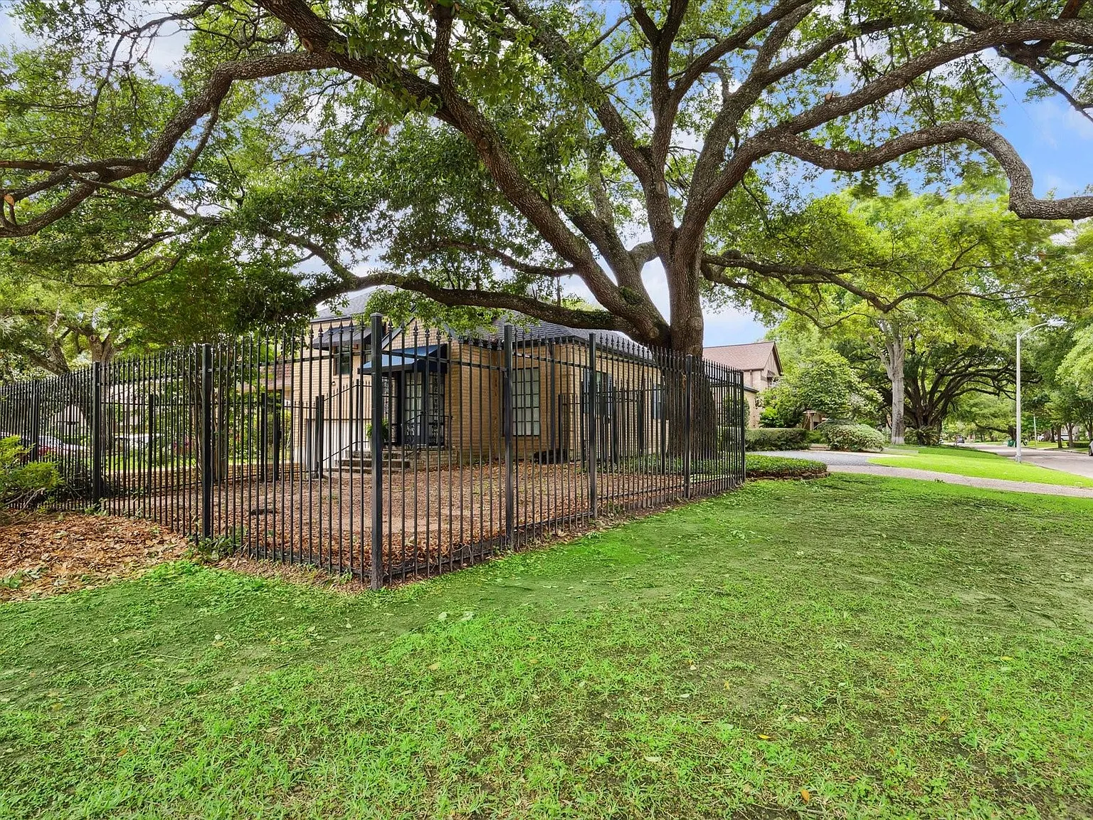 3 bed, 2.5 bath, 2404 sqft, $4,300 — Photo 3