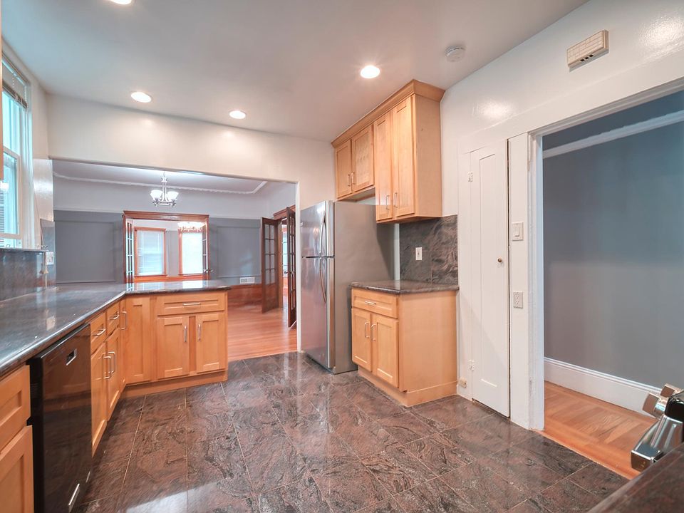 1st image of 836 38th Ave
