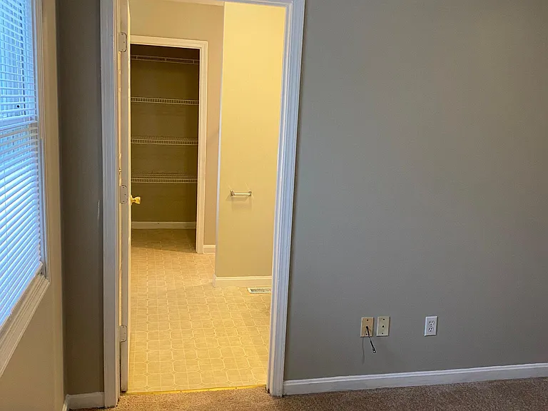 1703 Military Ave — Photo 17
