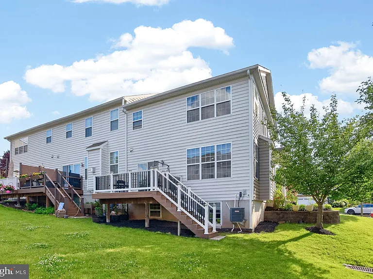 271 Fairfield Cir W — Photo 31