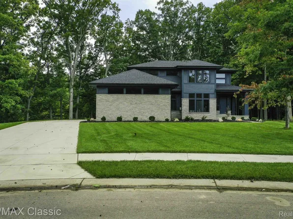 6535 Cambridge Cir, Clarkston, MI 48346
