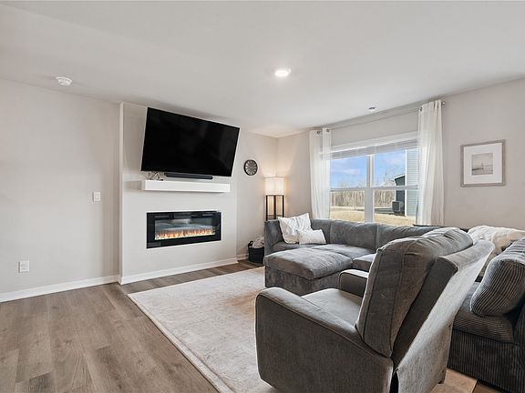 4th image of 834 Oak Dr
