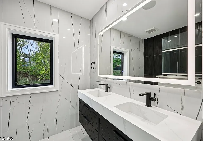 51 Albany Ave — Photo 23