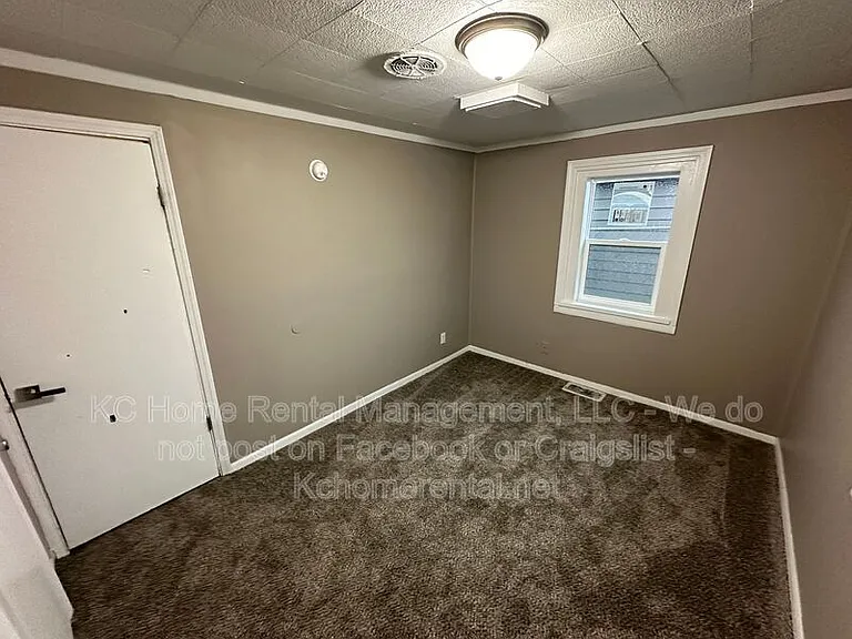 1200 E 23rd St S — Photo 17
