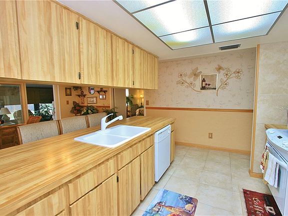 5th image of 3216 King Charles Cir