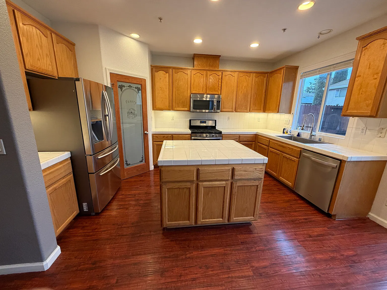 5 bed, 2609 sqft, $3,200 — Photo 2