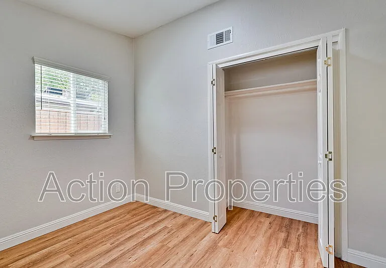 1125 Burgoyne St — Photo 15