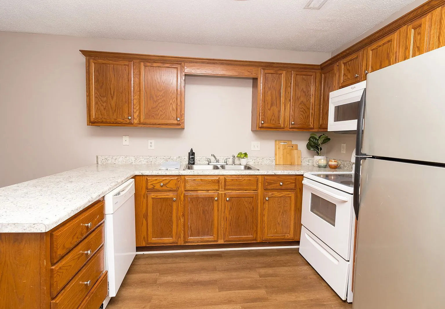 2 bed, 1.5 bath, 1000 sqft, $1,025 — Photo 2