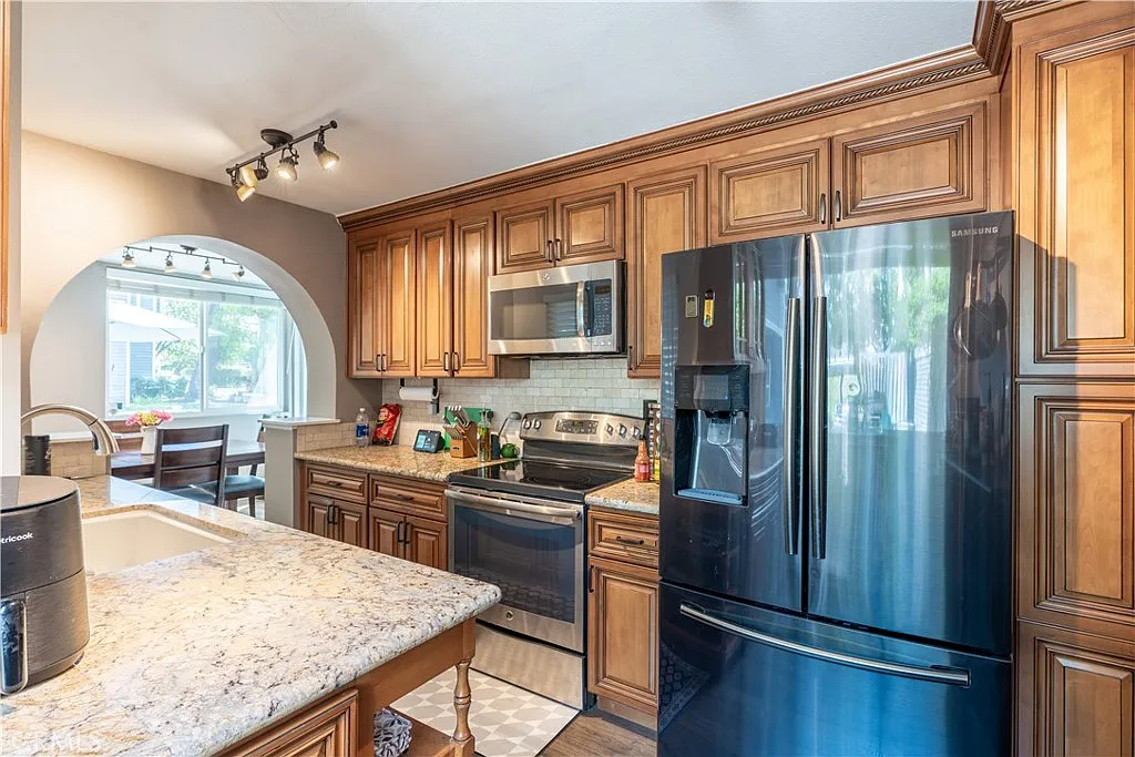3 bed, 2.5 bath, 1331 sqft, $3,700 — Photo 4