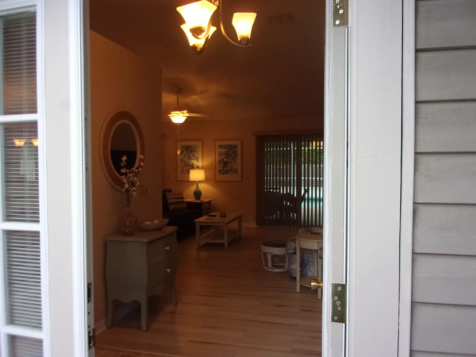 3 bed, 2.0 bath, 1270 sqft, $2,700 — Photo 2