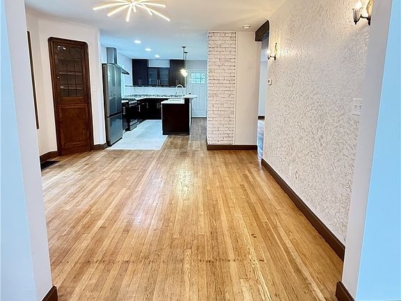 3rd image of 2045 Reveley Ave