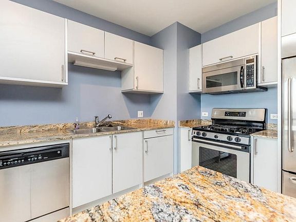 5th image of 510 W Erie St #1004