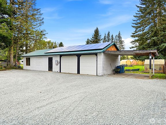 3rd image of 915 Dyer Road