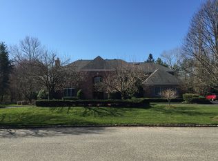 7 Landing Ct, Dix Hills, NY 11746