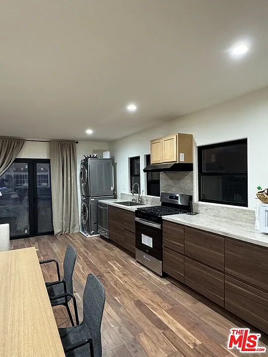 3 bed, 2.0 bath, 1785 sqft, $9,500 — Photo 2