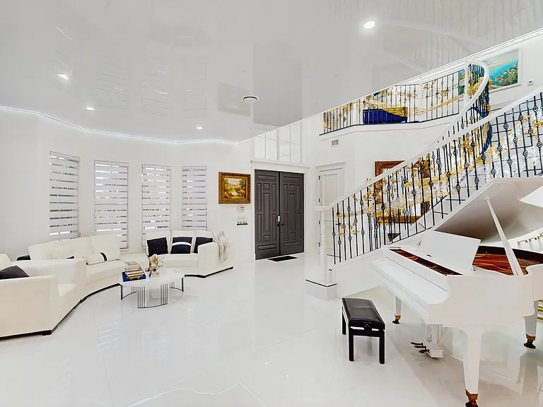 377 Squire Dr — Photo 2