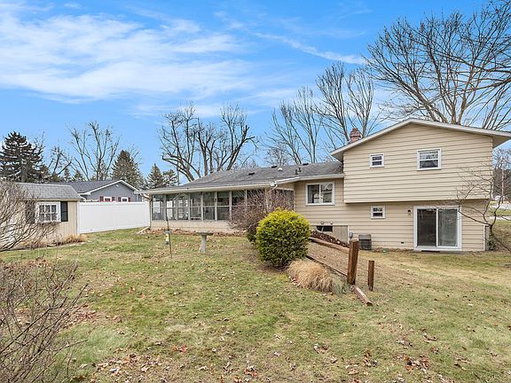3rd image of 788 Cambridge Dr