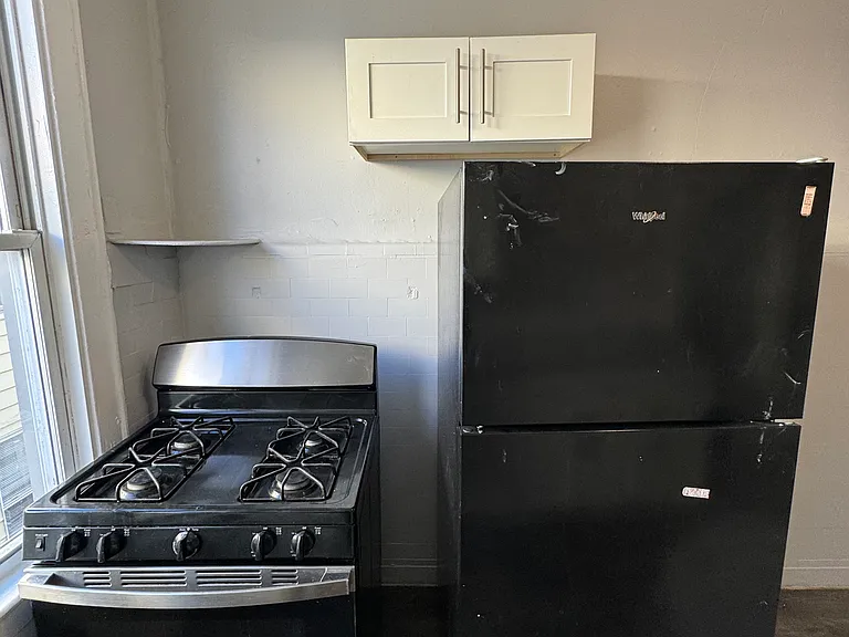 417 Leslie St #2R — Photo 2