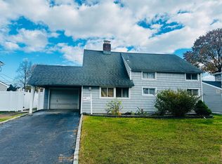 127 Brittle Ln, Hicksville, NY 11801