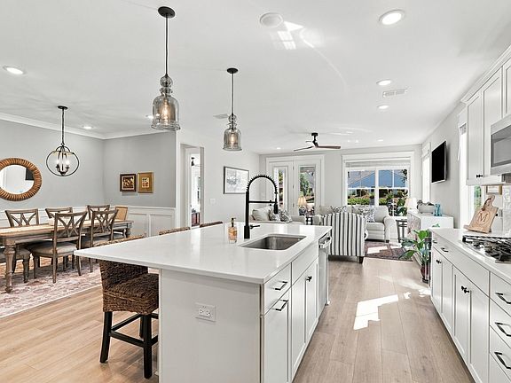2nd image of 136 Leeward Lndg