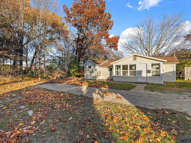115 E Savidge St — Photo 3