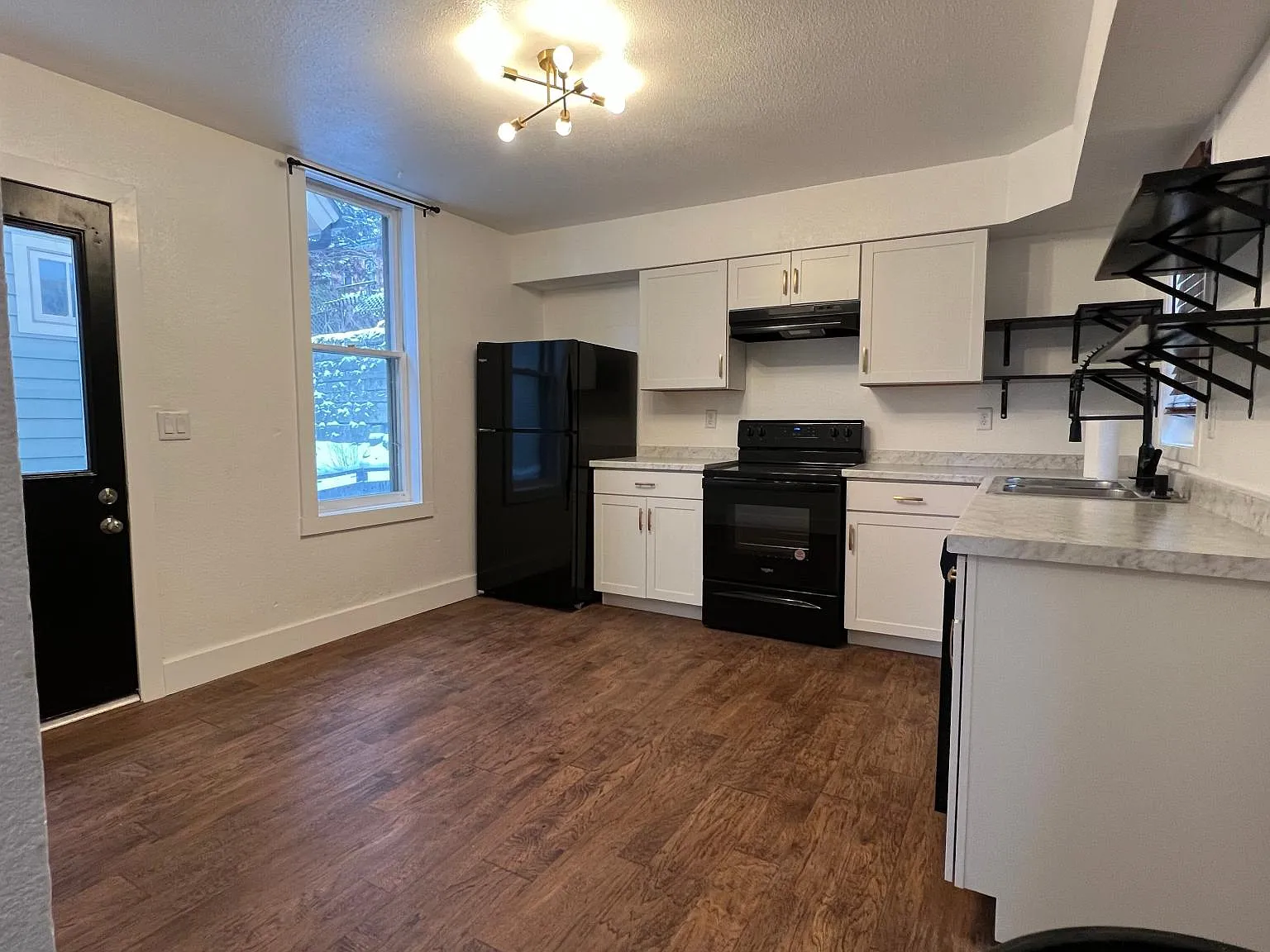 586 Arlington St — Photo 2
