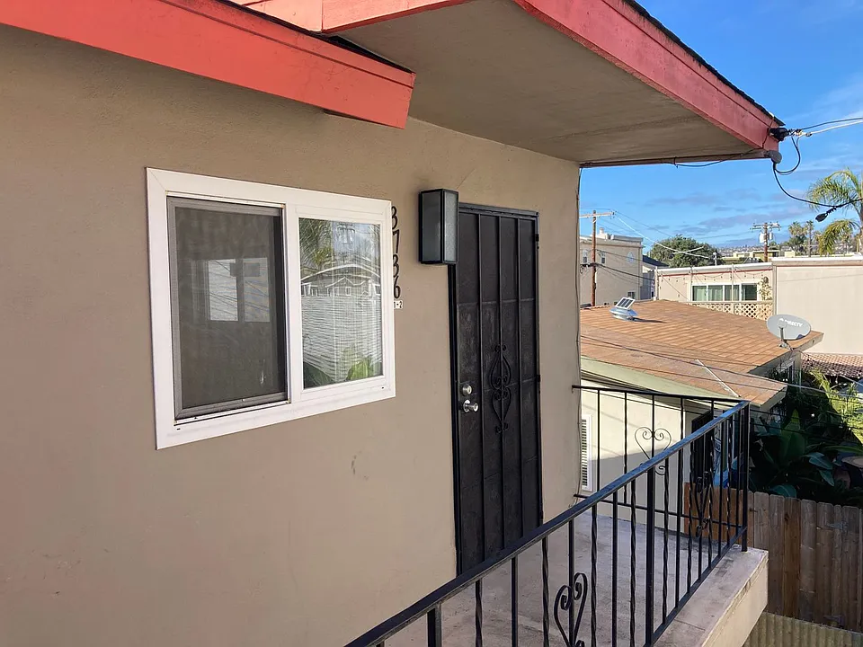 1 Bedroom on Ingraham Street blocks from the beach in Pacific Beach!