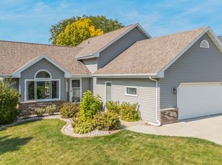 1341 Alpine Ln, Neenah, WI 54956