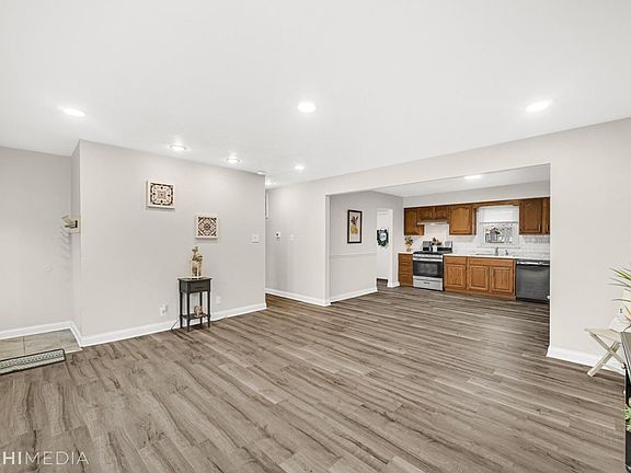 5th image of 3318 Belmont St
