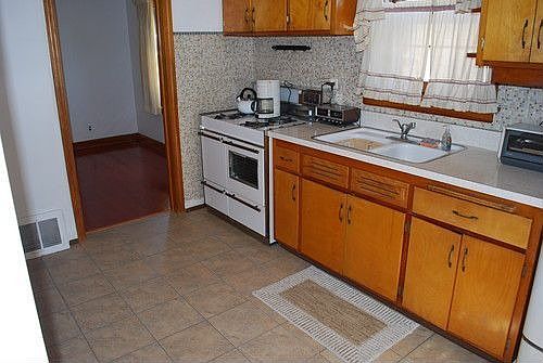 3rd image of 11025 S Lawndale Ave