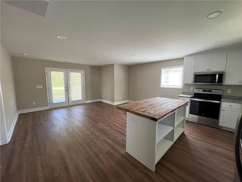 3 bed, 2.0 bath, $1,850 — Photo 2