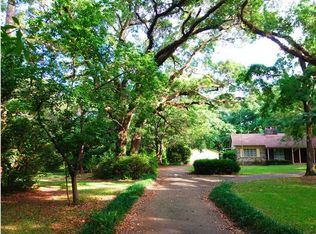 3901 Woodmont Dr, Mobile, AL 36693