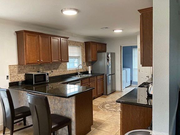 2nd image of 3105 Lakewood Dr